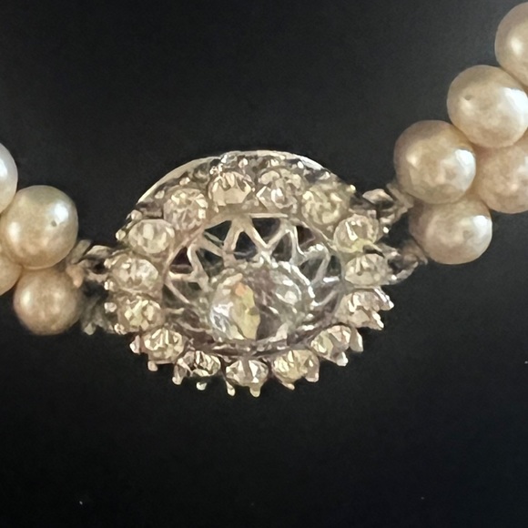 Pearls have made their come back. Vintage Pearl and Rhinestone necklace Stunning - Picture 4 of 4